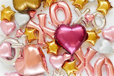Letras de balão de folha xoxo e balões de ar em forma de coração e estrelas conceito de amor