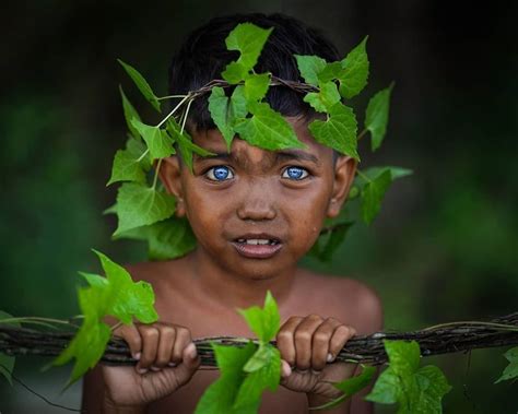 Photographer Discovers Members Of An Indonesian Tribe Who Have The