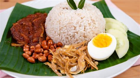 Nasi lemak recipe, coconut rice & practically a staple in singapore and malaysia, it is similar to the indonesian nasi uduk & is served with side dishes. Nasi Lemak : Resepi Yang Cukup Rasa Lemak Dan Masin - OnTrenz