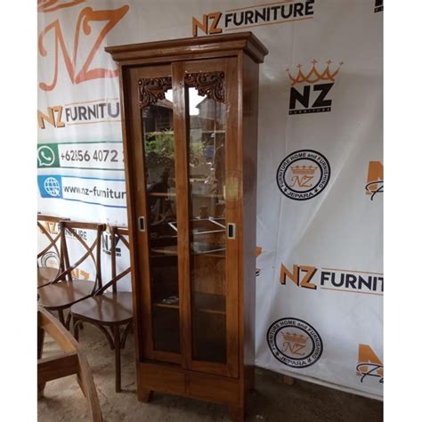 Benda itu berbentuk lempengan besi dengan pengait di sisi kiri kanannya untuk menggantungkan kain sarung. Lemari Hias Pintu Sliding - Lemari Pajangan | NZ Furniture ...