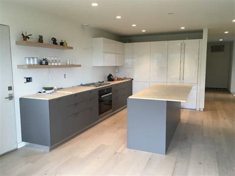 This platform will need a toe skin or a base molding to cover the face. Difabio: Kitchen Bar Kick Panel Ideas