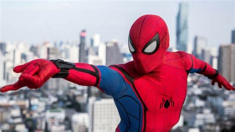 Originally consisting of a red hoodie with a spider symbol, blue pants, a blue shirt, and a red mask with black goggles to help him focus his senses, the suit received a minor upgrade from tony stark for parker to use during the clash of the avengers. Twitter doesn't know how to feel about Spider-Man's new ...