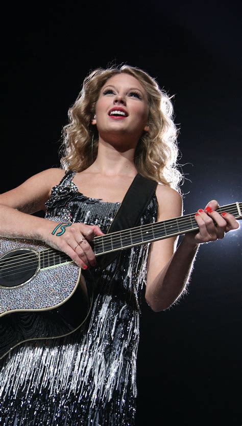 14 Photos Of Taylor Swift 14 Years Ago Being Fearless On Her First Tour