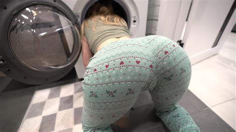 un ragazzo si fa la sorellastra rimasta bloccata nella lavatrice e le sborra dentro redtube