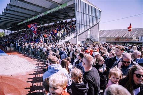 udsolgt på stadion med 6 000 tilskuere