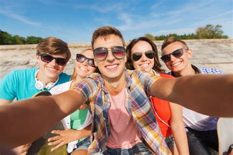 Groupe Multiracial Des Jeunes Prenant Le Selfie Photo Stock Image Du Multiracial Jeunes 93360366
