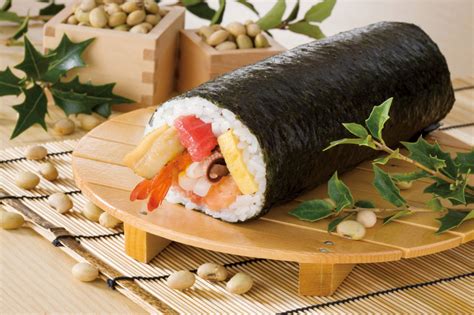 Ehoumaki ehomaki is a sushi roll that is believed to be good luck when eaten on setsubun day. 節分の日には恵方巻き!方角とスーパーやコンビニのおすすめ ...