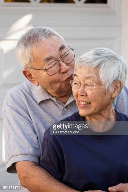 Old Asian Couple Kissing Stockfotos En Beelden Getty Images