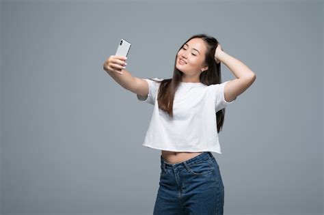Sociable Hermosa Chica Asiática Tomando Selfie O Hablando En Video Llamada Usando Un Teléfono