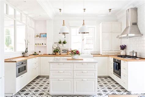 Butcher block counters with pale olive lower cabinets and black fixtures. Instagramers con cocinas de Ikea