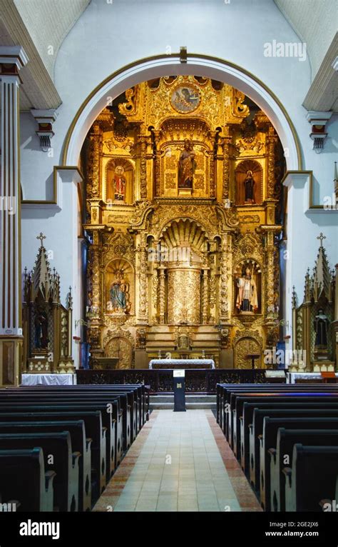 El Altar Dorado Dentro De La Iglesia De San José En El Casco Antiguo De