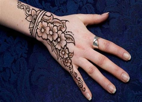 Lihat 30 inspirasi corak henna tangan simple yang pasti dapat memukau sesiapa yang melihatnya. TERBARU Henna Tangan Cantik, Mudah, dan Simple + Video ...