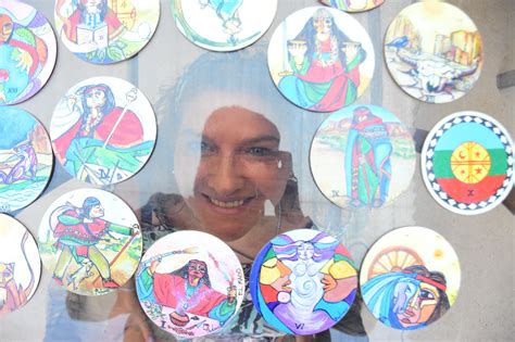 La artista roquense que creó un tarot basado en los pueblos originarios