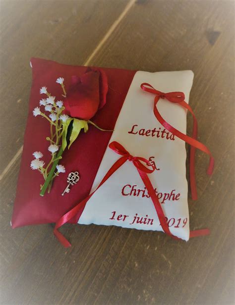 Coussin porte alliance rose rouge | Coussin alliance mariage, Coussin ...