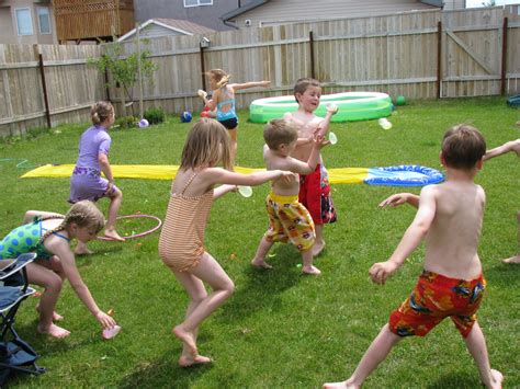 4 botes, 2 niños por bote ciclo: Making Merry Memories: Water Balloon Games