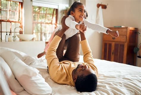 Divers O Feliz E Pai Com Crian A Na Cama Brincando De Liga O E Jogo De Avi O Para Pai E Filha