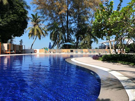 Barda/oturma salonunda misafirlerimize içecek servisi yapılmaktadır. Review: DoubleTree Resort By Hilton Penang | Upon Boarding