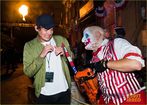 Bella Thorne Tyler Posey And Rowan Blanchard Check Out Halloween Horror Nights Photo 1034795