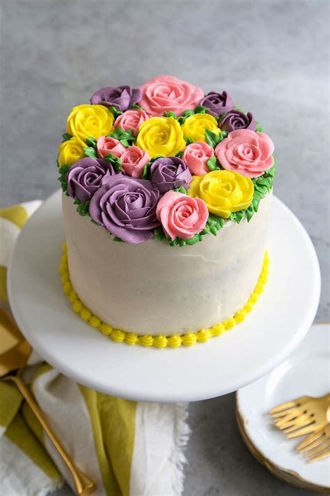 Using products found in our new navy and gold kitchen collection, this oblong cake is a great way to try out these baking and decorating tools. Resultado de imagen de buttercream flower cake ideas ...