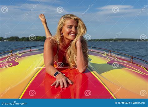hermoso modelo bikini relajándose en un barco foto de archivo imagen de asoleado ocio 187456572