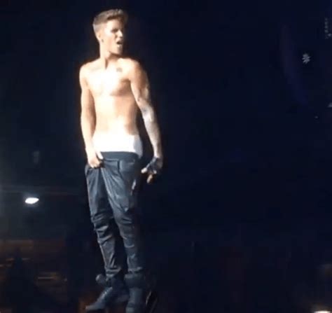 Sick Justin Bieber Walks Off Stage In Argentina With Tummy Trouble Metro News