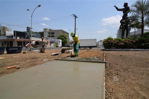 Midianews Revitalização De Canteiros Centrais Termina No Fim Do Mês