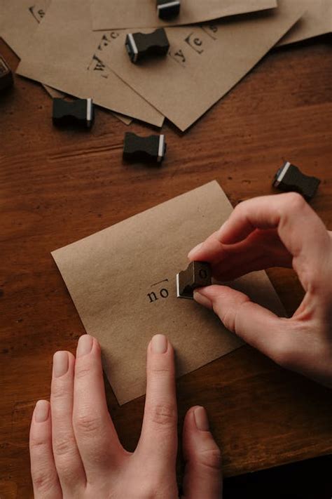 Orang Memegang Kertas Printer Putih · Foto Stok Gratis