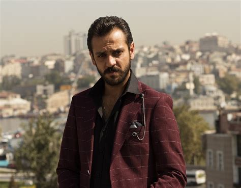 Çukur, çarpıcı hikayesi ve usta oyuncu kadrosuyla her pazartesi, show tv'de ekrana geliyor. Bunu biliyor muydunuz? Çukur'un Vartolu'su mecburiyetten ...