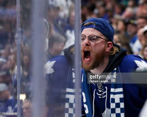 Toronto Maple Leafs Fans Photos And Premium High Res Pictures Getty