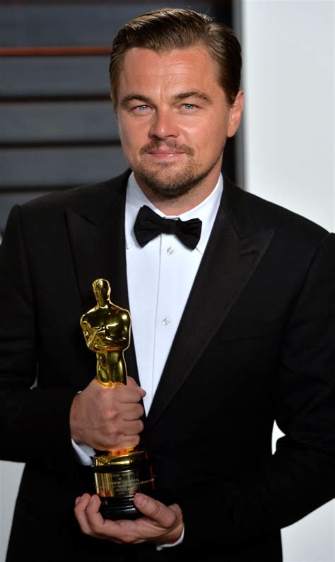 Watch An Emotional Leonardo Dicaprio Get His Very First Oscar Statuette