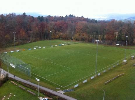 Neben einem eigenen fußballplatz soll es auch einen privatstrand, mehrere weiher und einen gemüsegarten samt gewächshaus geben. Fussballplatz Kressmatt