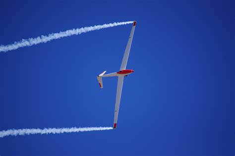 Безплатна снимка крило линия полет машина вятърна турбина синьо