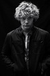 Evan Peters with blonde, curly hair is such a serve in 2023 | Evan ...