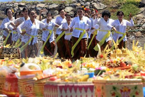 Dengan ucapan selamat ini bisa dikirim buat keluarga, sahabat, maupun pacar. 10 Ucapan Selamat Hari Raya Nyepi 2020 dan Waktu Paling Tepat Mengucapkannya Halaman all ...