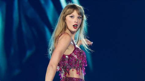 Taylor Swift Freaks Out As Piano Malfunctions During Eras Tour Iheart