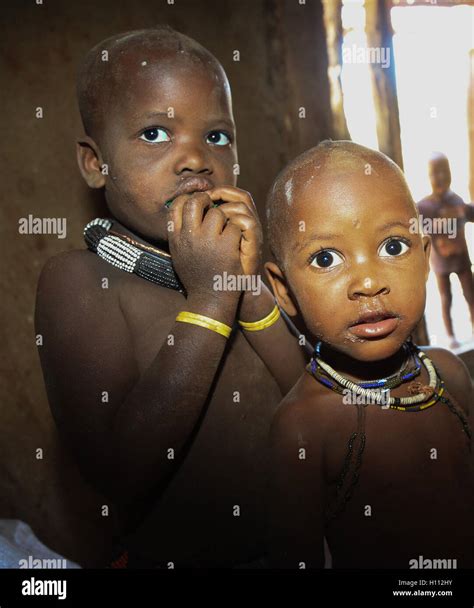 Himba Kinder Fotos Und Bildmaterial In Hoher Auflösung Alamy