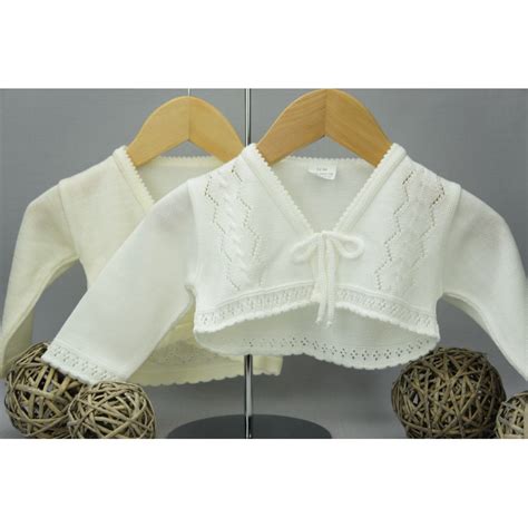Les bébés filles adopteront le pull marin intemporel, le cardigan en. Gilet de cérémonie bébé fille forme boléro en blanc ou ivoire.