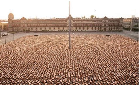 Fotógrafo Revela Que Calderón Intentó Censurar Desnudo Masivo En El Zócalo Querétaro