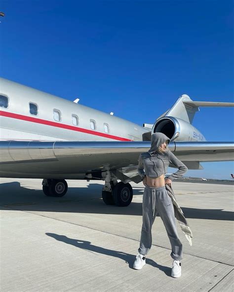 Blackpink S Lisa Luxuriously Travels To Paris In A Private Jet And Flexes Her Flawless Figure