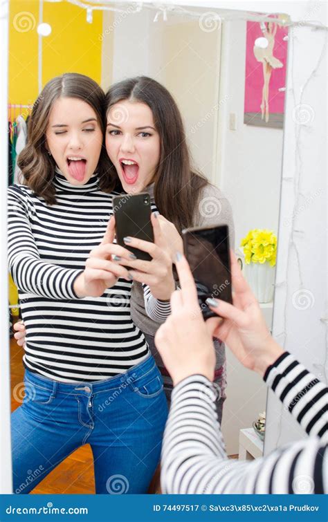 Due Bei Adolescenti Che Prendono I Selfies Mentre Facendo I Fronti
