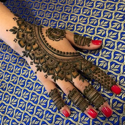Following are few most popular and simple mehendi crafts among which you can choose any one or use combination of any two by applying differently o the front and back of the hand. Latest Mehndi Designs For Eid 2018: Hands and Feet ...