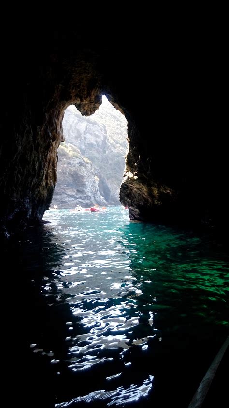 Grottes Sous Marine De La Presquîle Accessibles Uniquement Par La Mer