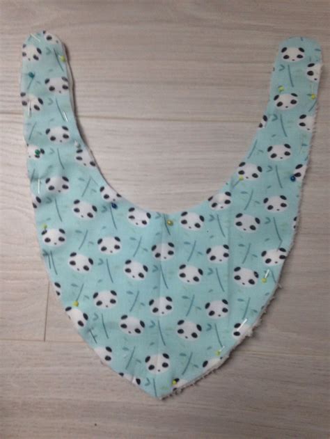 Broder un bandana pour un jeune scout. Bavoir bandana | Bavoir bandana, Tuto couture bavoir, Bandana