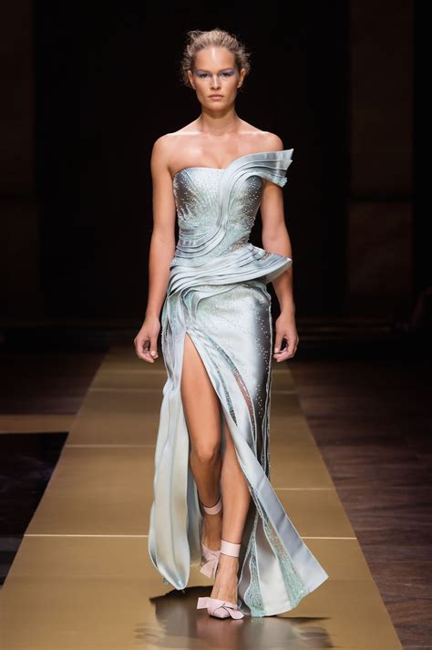 Atelier Versace Haute Couture Fall Winter 201617 Fashion Insider