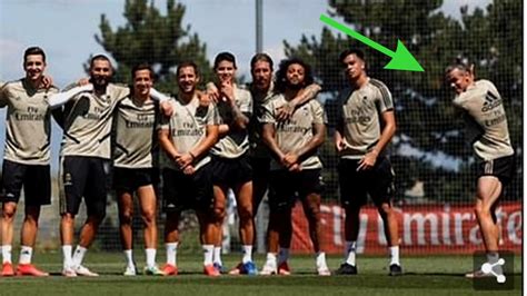 27 699 682 · обсуждают: Gareth Bale DOES Golfer SWING Pose in Madrid Team photo ...