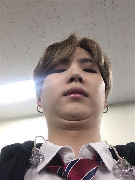 Pin de 𝑇𝐴𝐸𝐻𝑌𝑈𝑁𝐻 em SG Bts engraçado Foto suga Bts memes