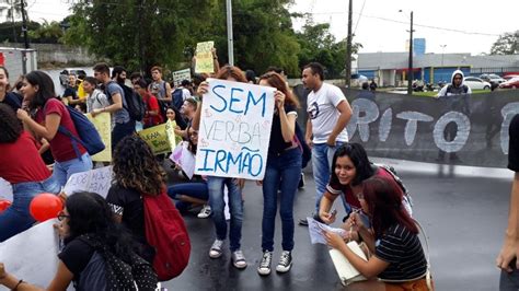 alunos e servidores protestam contra bloqueio de verbas da ufam amazonas g1