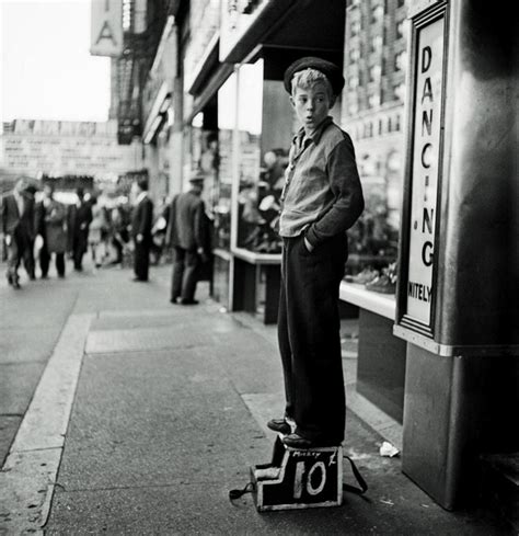 24 Stunning Photographs Taken By Stanley Kubrick That Capture Street Scenes Of New York City In