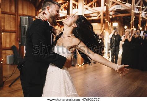 Braut Schüttelt Sich Beim Tanzen Mit Einem Bräutigam In Der Holzhalle