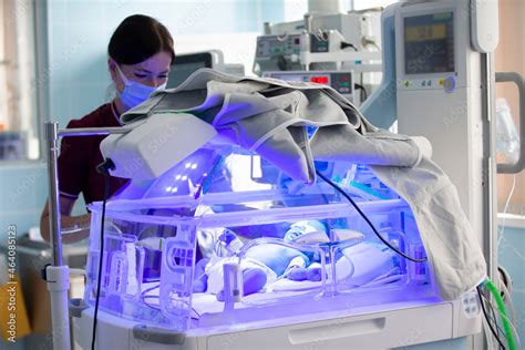 Foto Stock A Newborn Baby Is Treated For Jaundice Under Ultraviolet